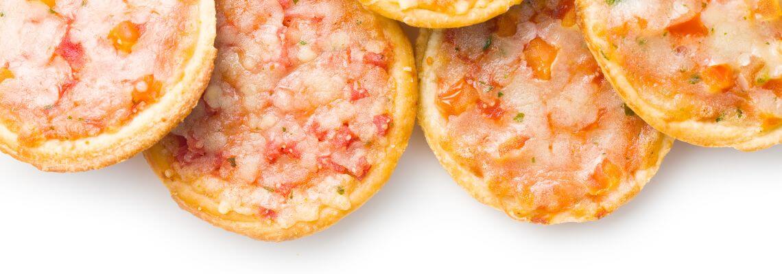 Pomysł na keto przekąski z opiekacza – mini pizze na bazie niskowęglowodanowej