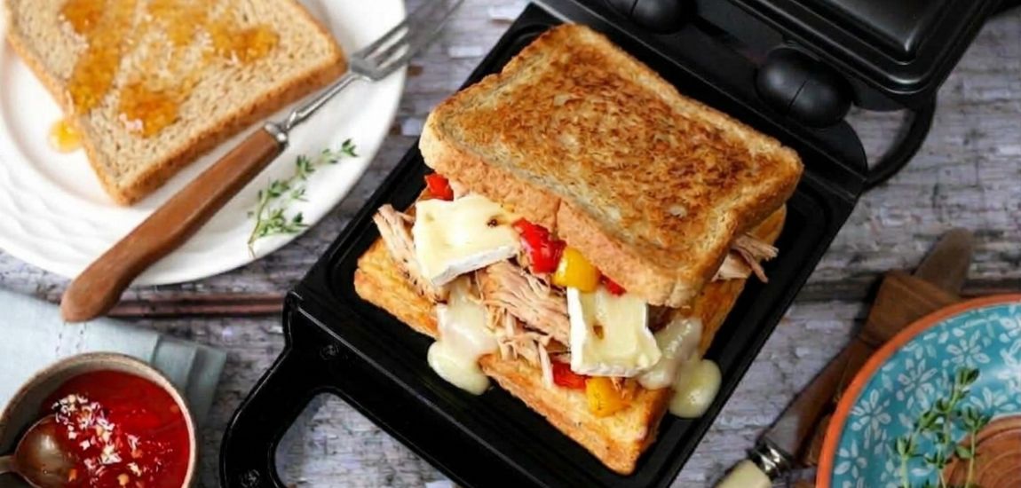 Tost z kurczakiem, papryką i brie