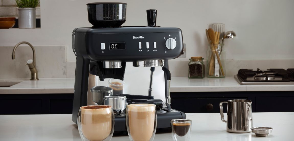 Ekspres do kawy Breville Barista Max+ w trakcie parzenia aromatycznej kawy