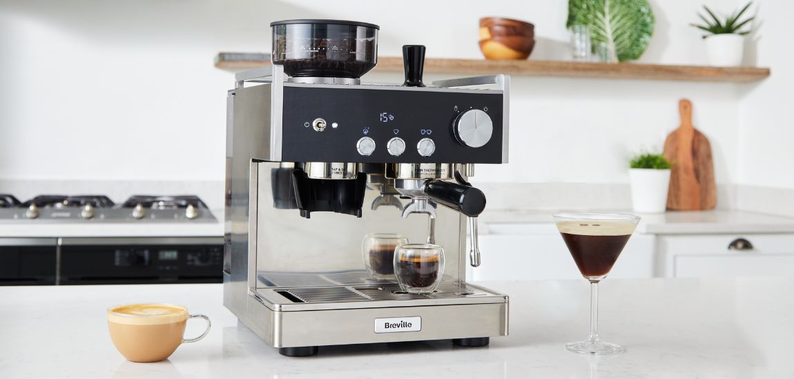Ekspres do kawy Breville Barista Signature w trakcie parzenia aromatycznej kawy