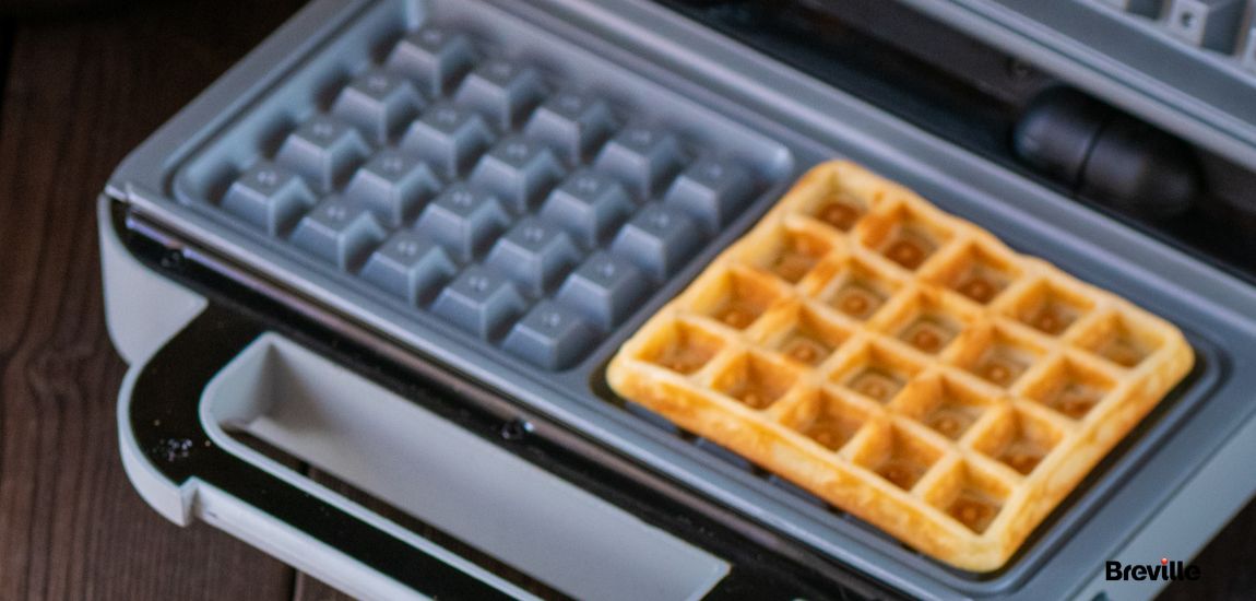 Świeżo przygotowany gofr leżący w gofrownicy
