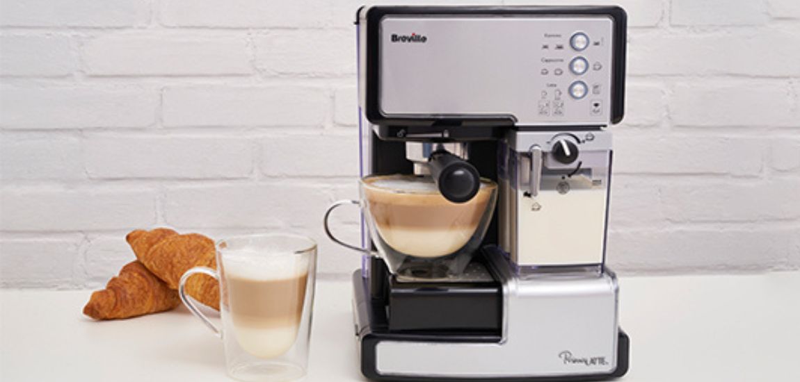 Ekspres do kawy Breville Prima Latte Iw trakcie parzenia aromatycznej kawy