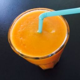 Marchewkowo-pomarańczowo-jabłkowe smoothie