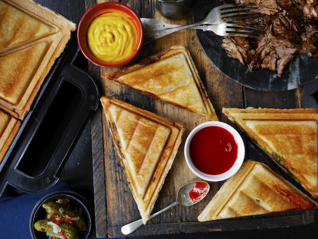 Tosty barbecue z szarpaną wieprzowiną 