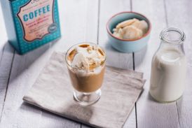 Cappuccino z lodami karmelowymi