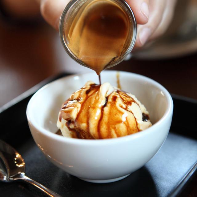 Affogato ze słonym karmelem