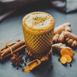 Latte z kurkumą pełne mocy