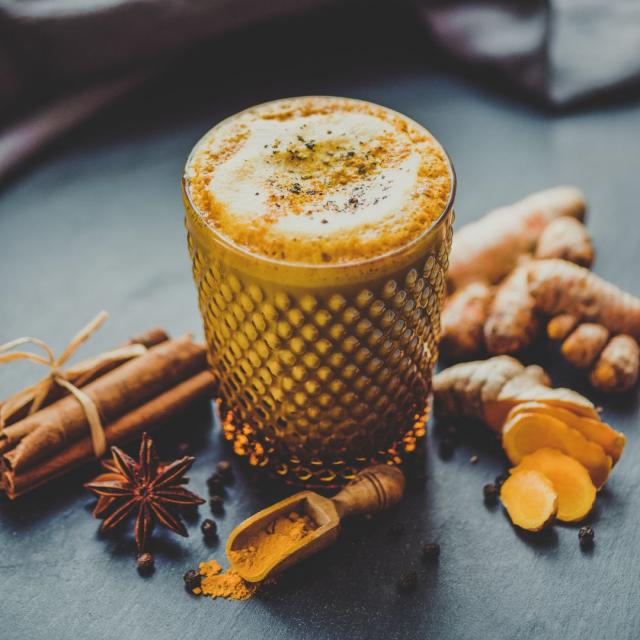 Latte z kurkumą pełne mocy